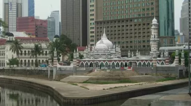 Kuala Lumpur: tutti i mondi possibili in un' unica città