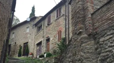 Tra Umbria e Toscana: colline, laghi e borghi medievali